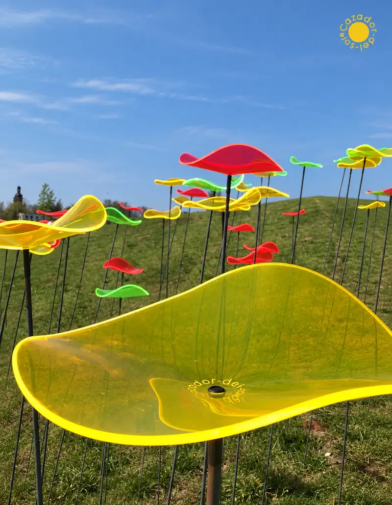 Bunte geschwungene Lucy-Sonnenfänger in einer Installation