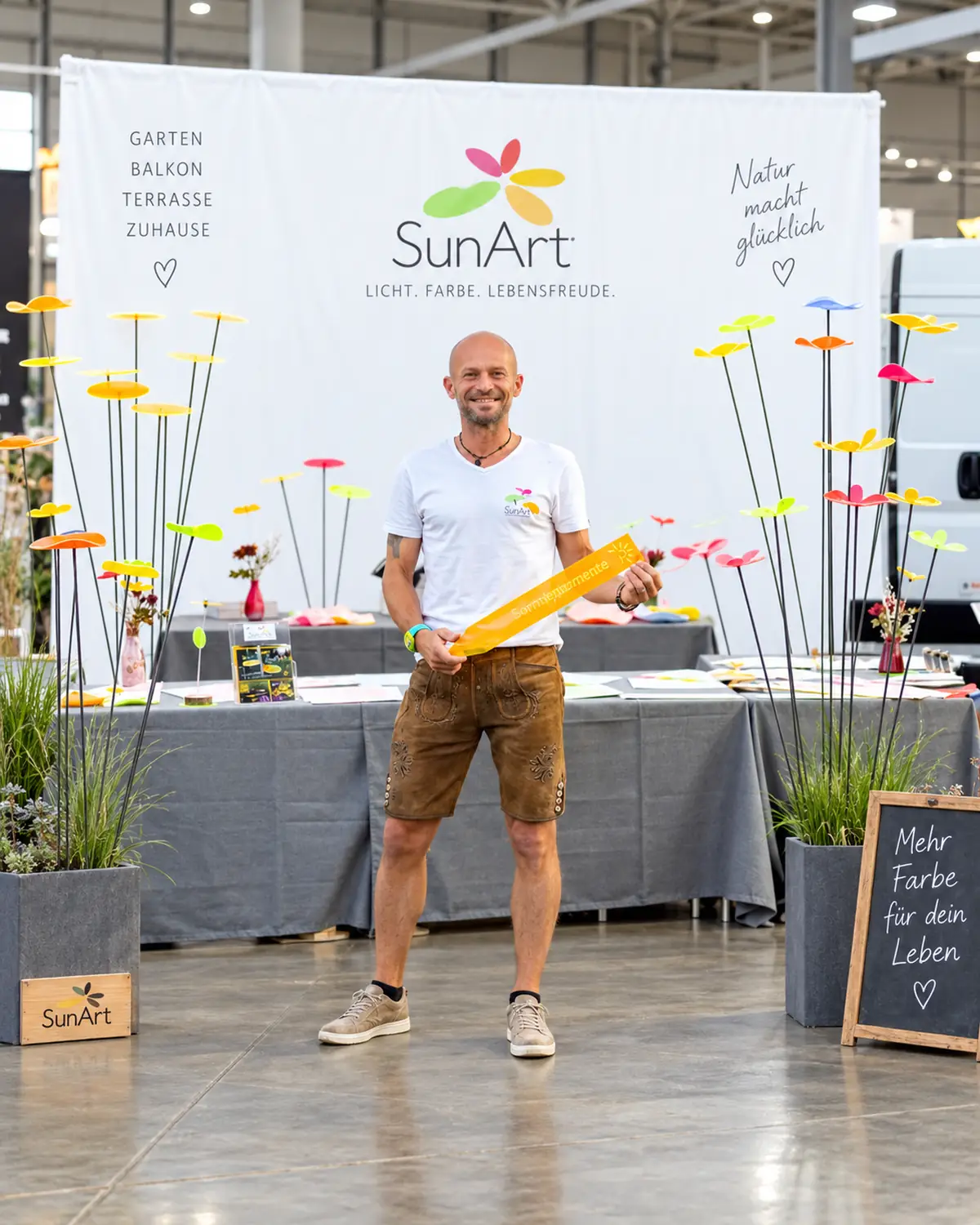 Sven von SunArt an seinem mobilen Verkaufsstand mit Sonnenfängern